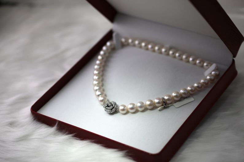 Luxury Jewelry - white pearl necklace with box